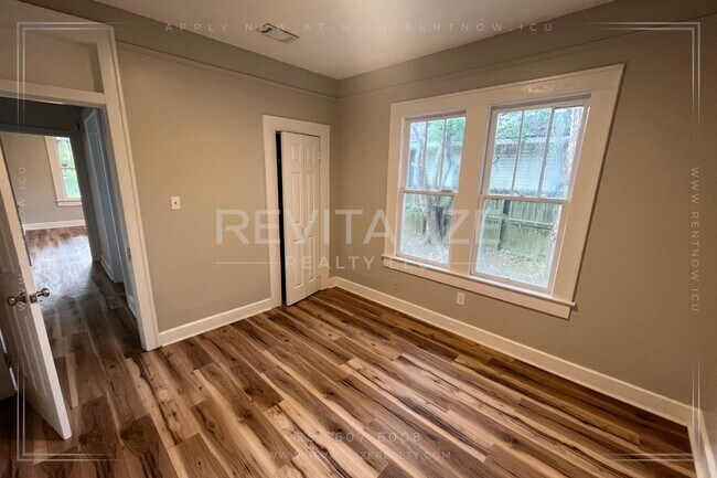 Building Photo - Beautiful Renovated 3 Bedroom/2 Bathroom H...