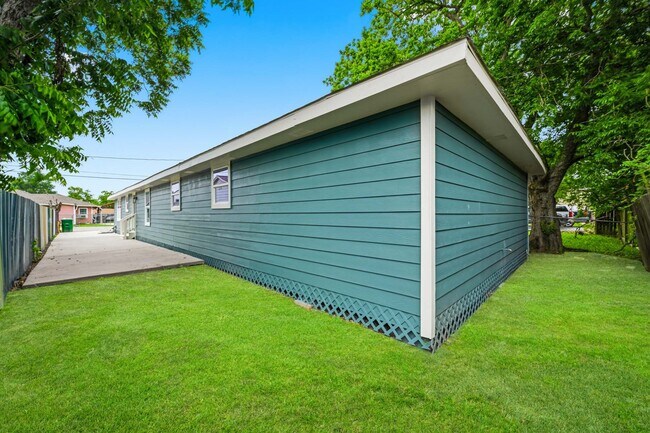 Building Photo - 7946 Fowlie St
