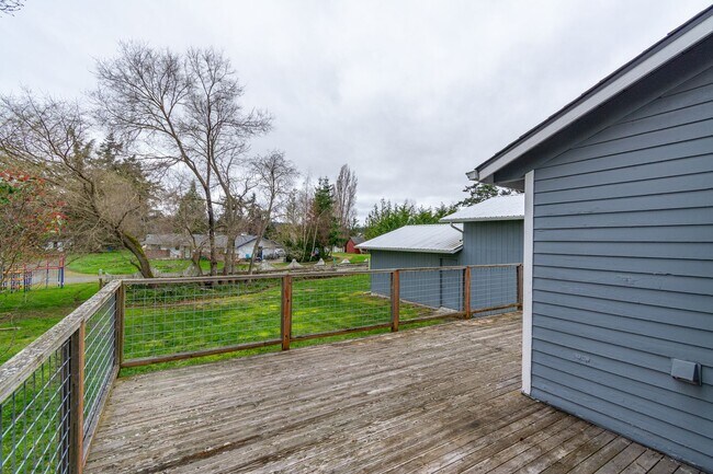 Building Photo - 3 bedroom/3 Bathroom House- In Town with Large yard