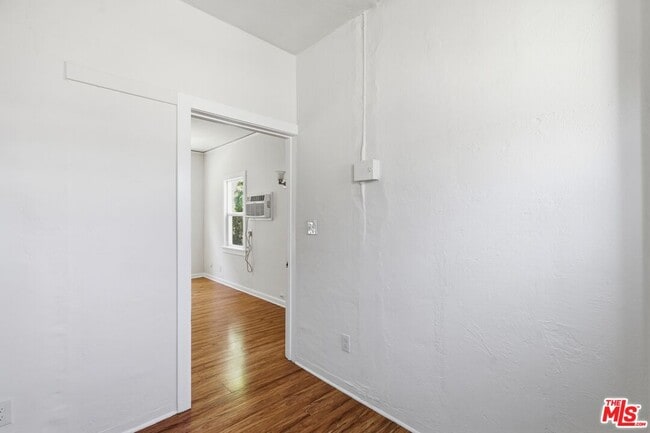 Building Photo - 1603 1/2 N Harvard Blvd