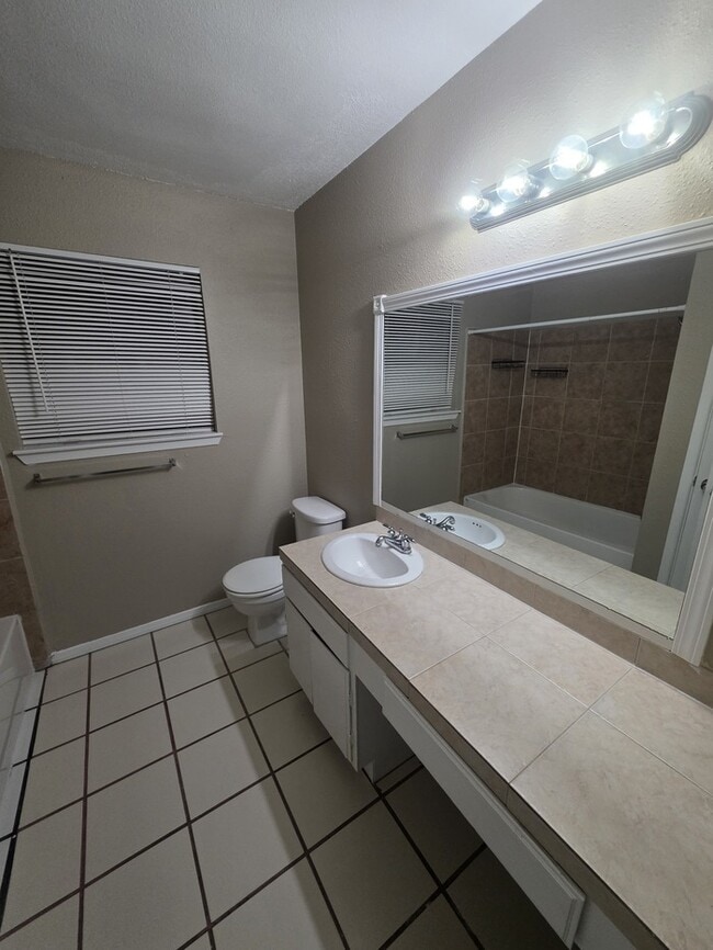 Building Photo - 3 bed 2 bath townhome, 2 car garage
