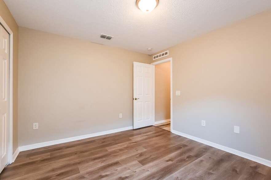 Building Photo - 2114 Nicollett Way