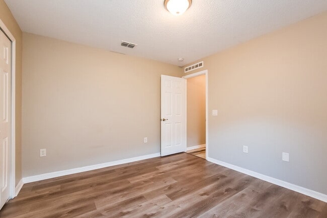 Building Photo - 2114 Nicollett Way