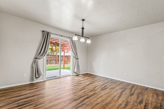 Building Photo - Prime SE Boise 3bd/2.5ba Home!