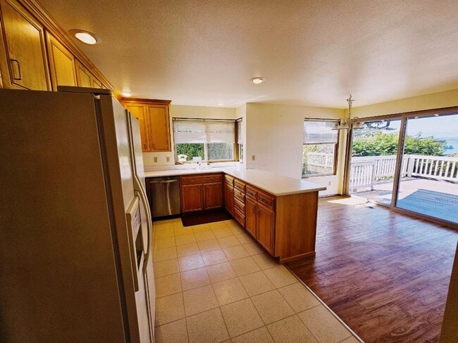 Building Photo - 4 Bed 2.5 Bath Kirkland - Lake WA Schools