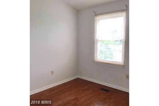 Building Photo - SPACIOUS END  UNIT TH