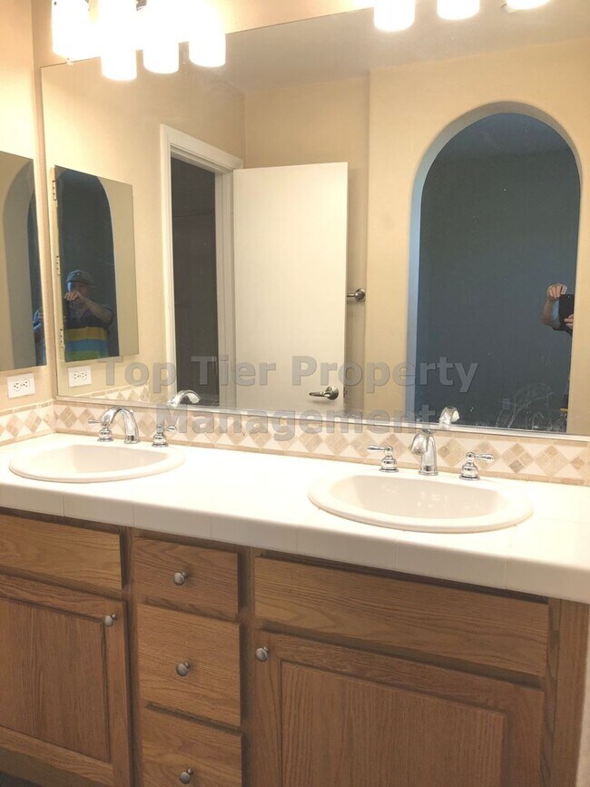 Building Photo - **Gated 3 bed, 3 bath Townhome with 2-Car ...
