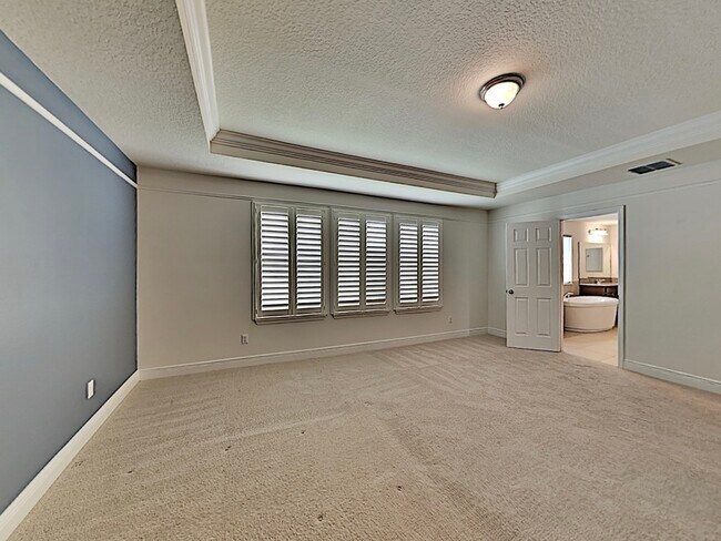 Building Photo - 8931 Lookout Pointe Dr