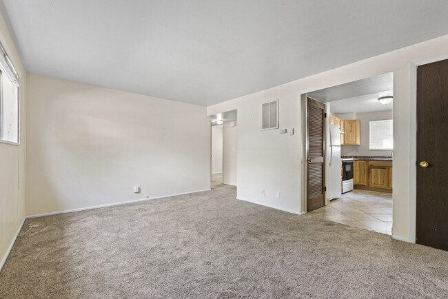 Building Photo - 353 400 E
