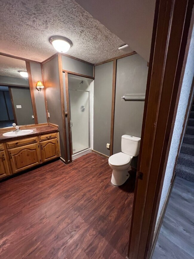 Building Photo - 4 bedroom/3 baths house
