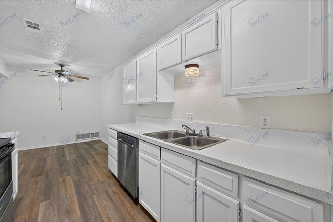 Building Photo - 6706 S Creek Dr