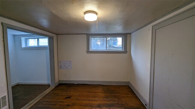 Building Photo - 105 Sergeant St