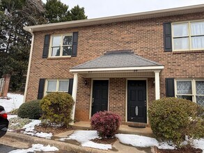 Building Photo - 3-Bedroom Townhome Just Minutes From Downtown Hickory!