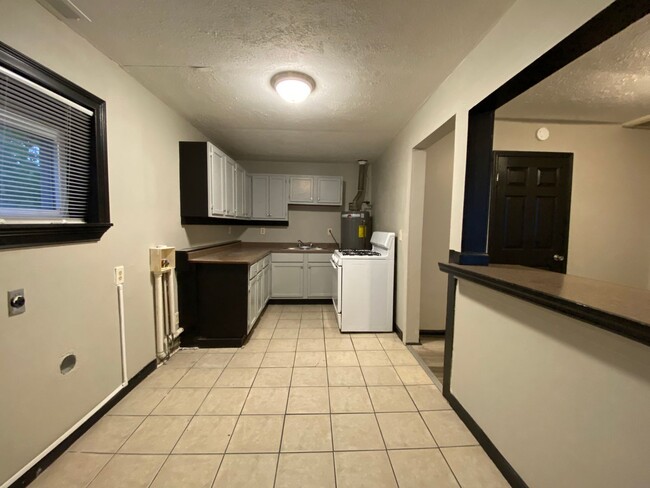 Building Photo - 2 BEDROOM, 1 BATH HOME, First Month's Rent...