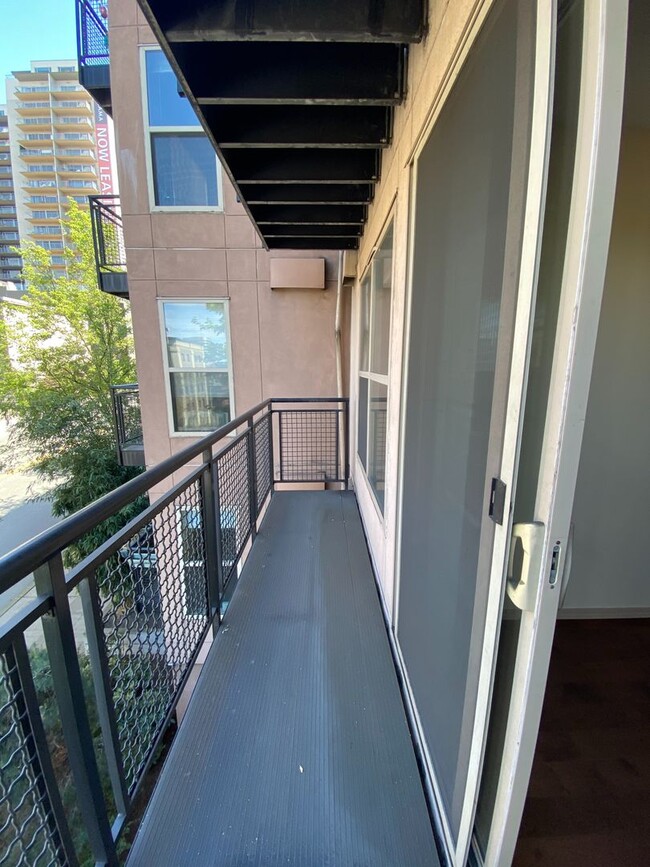 Building Photo - 1 Bed 1 Bath Condo in Seattle - Includes P...