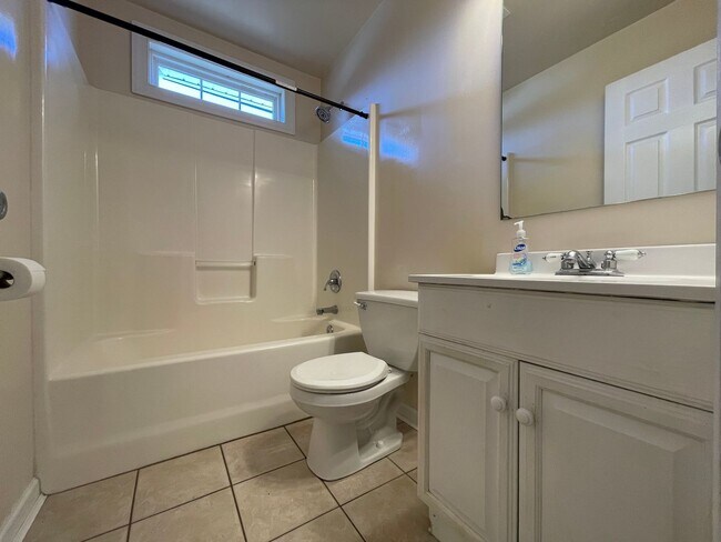 Building Photo - 2 Bedroom/2 Bath Home in Albemarle