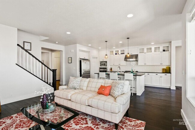 Building Photo - Stunning Modern Home Near NE Foothills | Mountain Views | Designer Finishes