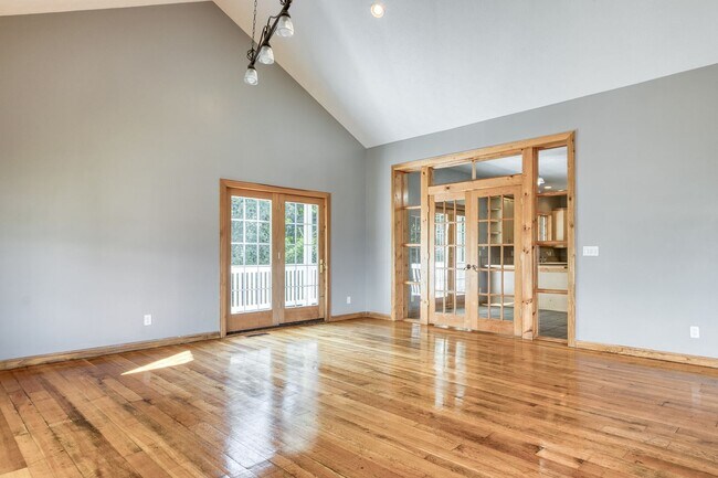 Building Photo - 5 to 8 Bedrooms. Pet Friendly.