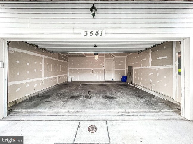 Building Photo - 3541 Woodlake Dr