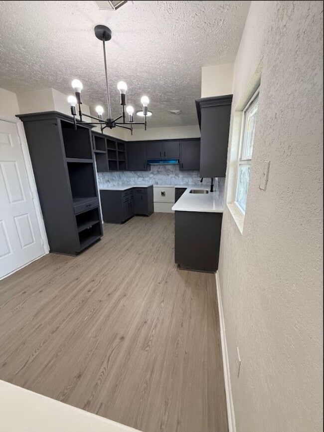 Building Photo - 5 Bedroom 2 Bath Available!!