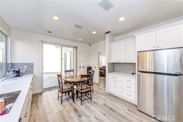 Building Photo - 5 Pelicano