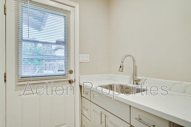 Building Photo - 681 S 13th St