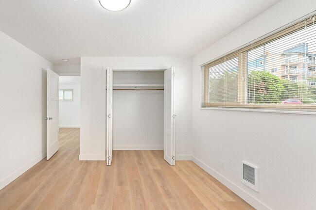 Building Photo - Greenlake / Phinney Ridge Remodel - In-Uni...