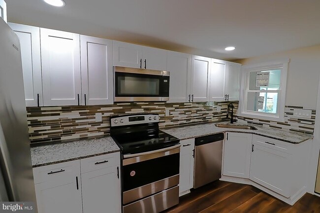 Building Photo - 427 Highland Ave