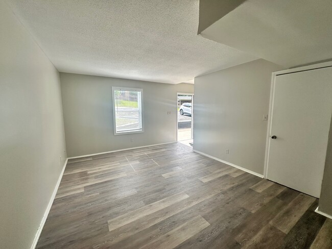 Building Photo - 1472 Sherwood Dr
