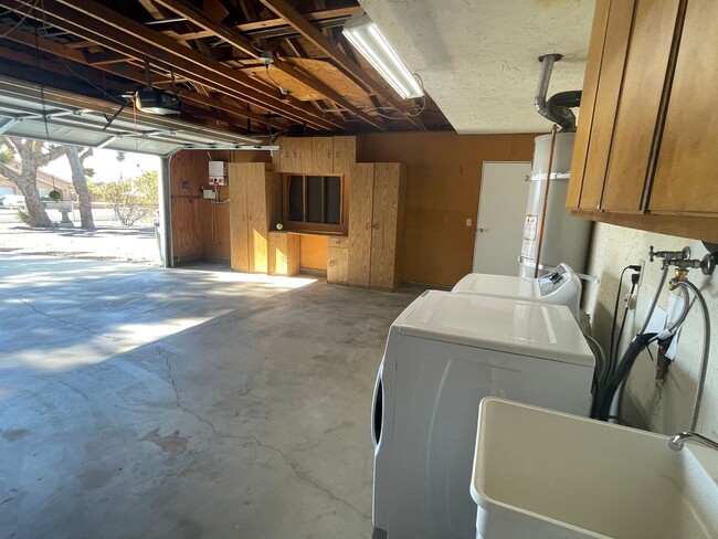 Building Photo - Apple Valley- 3 Bedrooms, 2 Bathrooms, Sol...