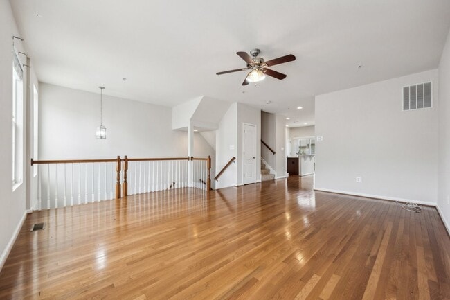Building Photo - Stunning luxury townhome in the Fieldstone...
