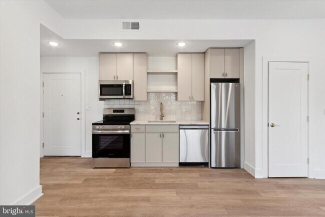 Building Photo - 367 W Hortter St