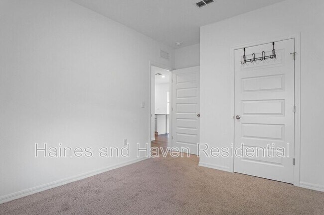 Building Photo - 5714 Somerset Dr