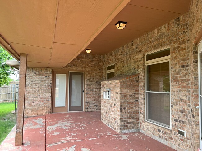Building Photo - (3) Bed/(2) Bath + Study and Safe Room in ...