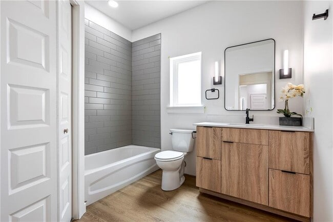 Building Photo - 929 SE 10th St