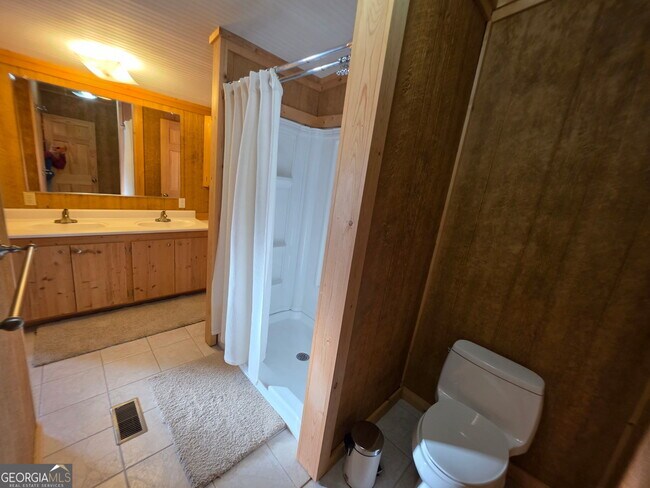 Building Photo - 2832 N Holcomb Dr