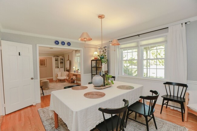 Building Photo - Charming 2BR in Historic Home – Bright, Sp...