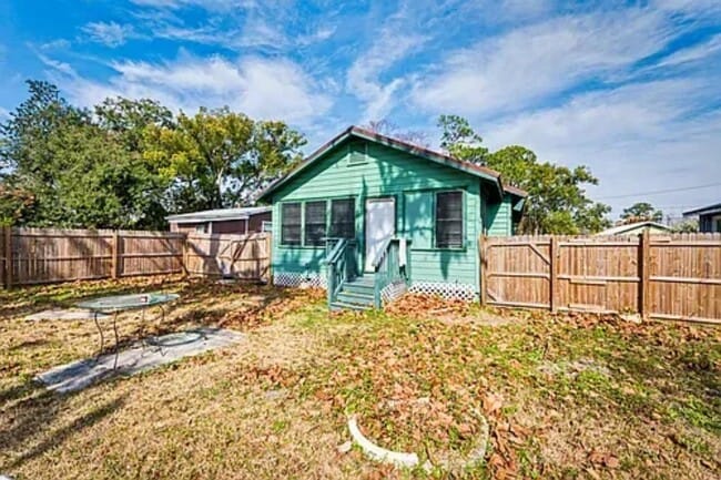 Building Photo - 250 Vernis Ave