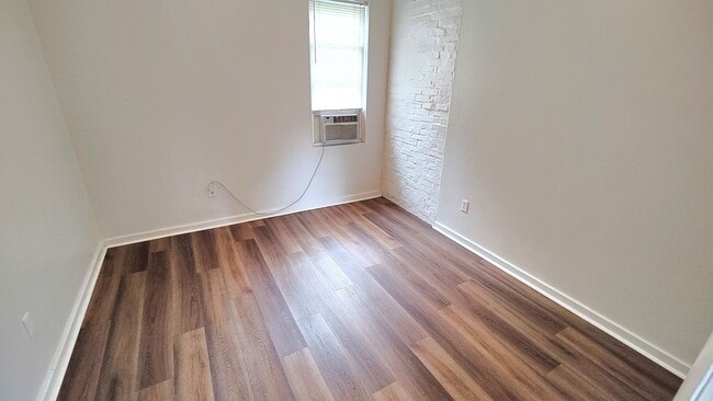 Building Photo - 409 Kingsboro St