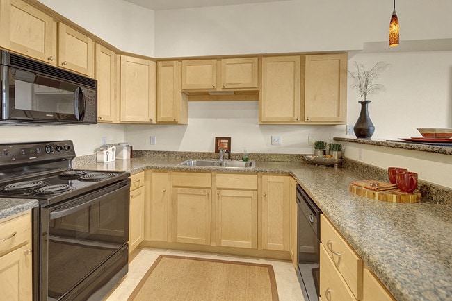 Park Plaza II Apartments - Kitchen - Park Plaza II