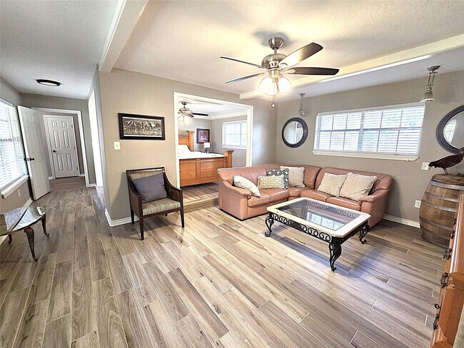 Building Photo - 560 Brandon Rd