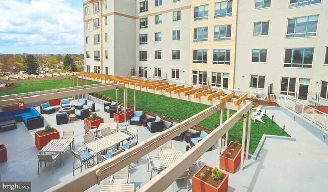 Building Photo - Luxurious 2 Bed on the MainLine