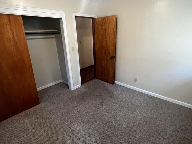 Building Photo - 6001 Applegate Ln
