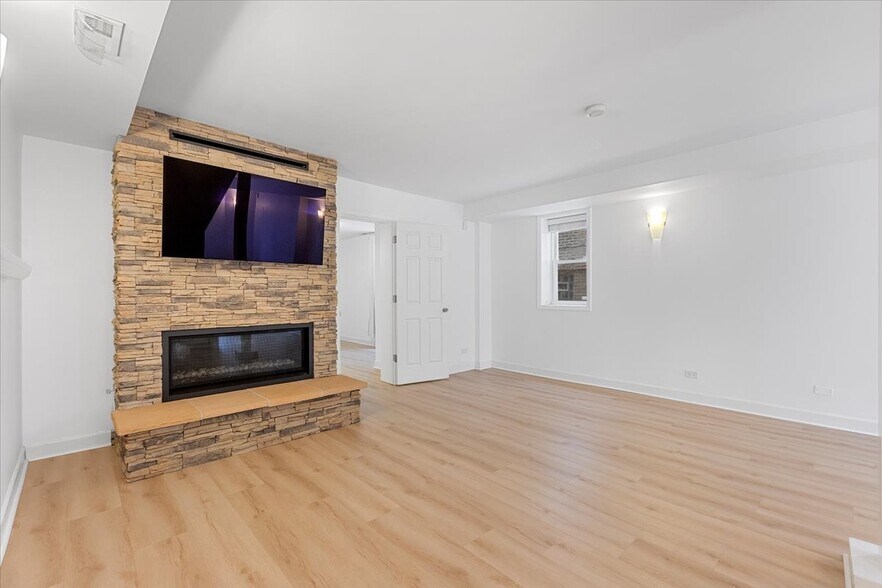 Building Photo - 6445 N Greenview Ave