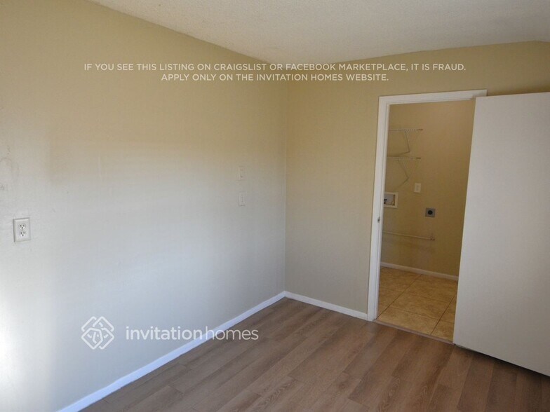 Building Photo - 2609 W Charter Oak Rd