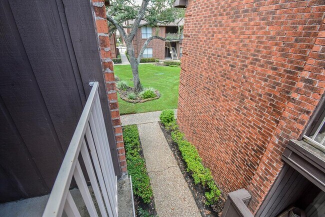 Building Photo - 3100 Walnut Bend Ln