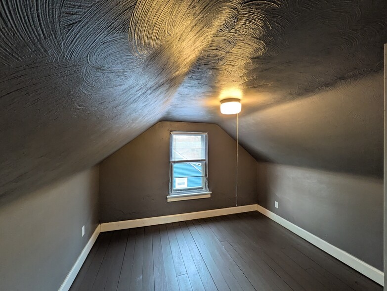 Bedroom 3; 2nd floor - 1132 N Trimble Rd