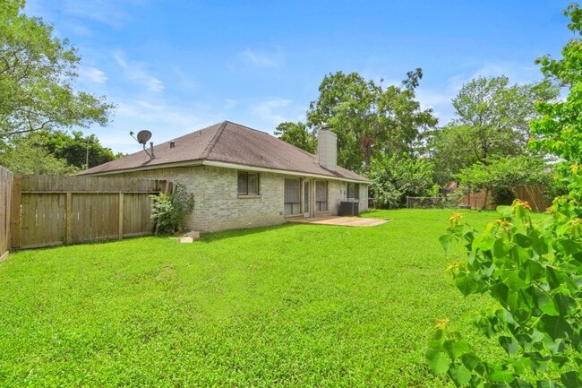 Building Photo - 2035 Woodhue Dr
