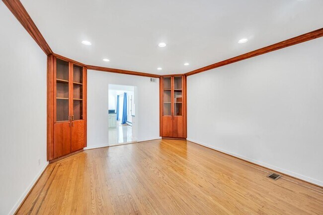 Building Photo - 18 Parkside Dr
