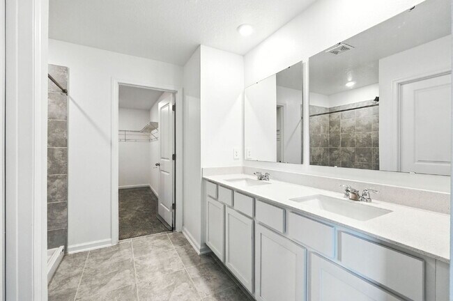 Building Photo - 4 Bed / 2.5 Bath Home – Available Septembe...